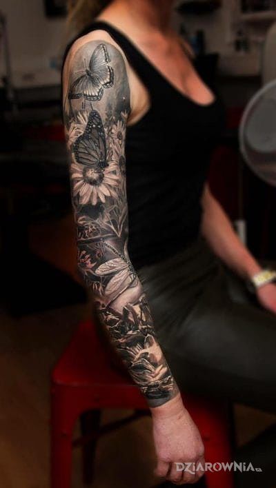 Tatuaż kobiecy rękaw w motywie kwiaty i stylu realistyczne na przedramieniu
