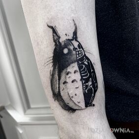 Tatuaż Totoro. na ramieniu motyw: małe styl: graficzne / ilustracyjne