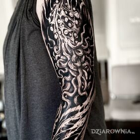 Tatuaż Mackowy rękaw. na ręce motyw: mroczne styl: blackwork / blackout