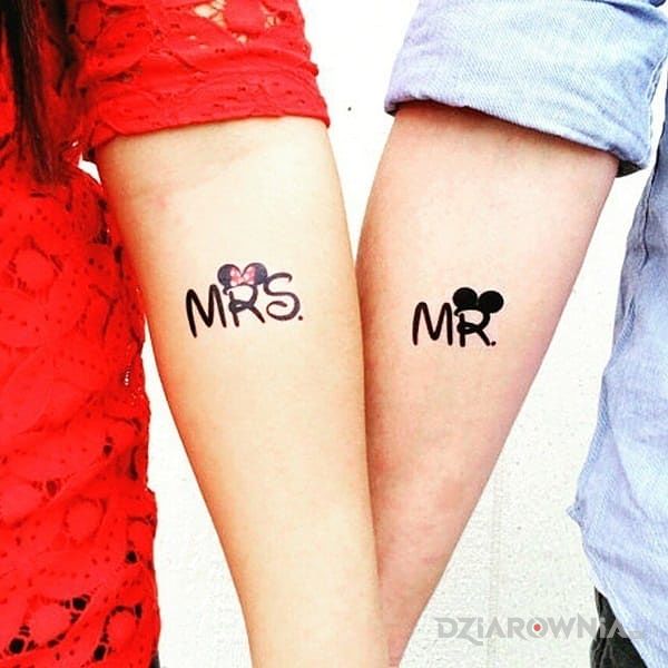 Tatuaż mrs i mr w motywie miłosne na przedramieniu