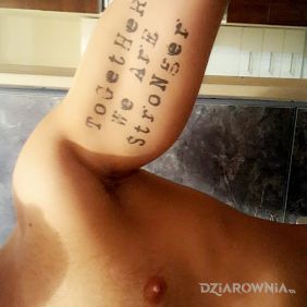 Tatuaż Together we are stronger na ramieniu motyw: napisy