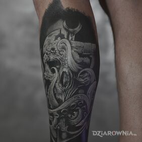 Tatuaż Czaszka z morskim motywem / white on black na nodze motyw: mroczne styl: biały tusz