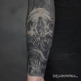 Tatuaż Mroczna czaszka / white on black na przedramieniu motyw: czarno-szare styl: blackwork / blackout
