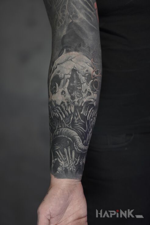 Tattoo Mroczna czaszka / white on black in fantasy motif and blackwork / blackout style On the arm