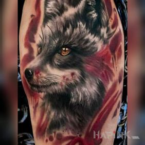 Tattoo Wilczek on the upper arm motif: animals