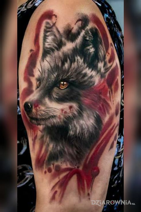 Tatuaż wilczek w motywie zwierzęta na ramieniu