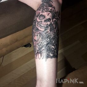 Tattoo Skull and clock on the leg motif: skulls