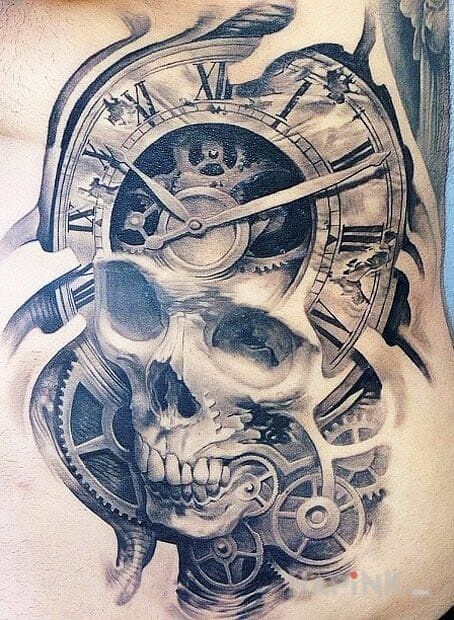 Tattoo Czaszkozegar in skulls motif on the ribs