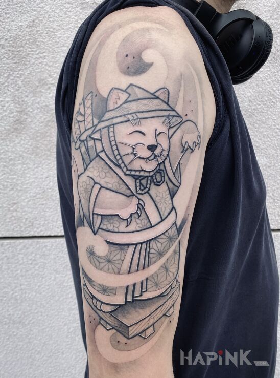 Tattoo Manekineko Kot in fantasy motif and graphic / illustrative style on the upper arm