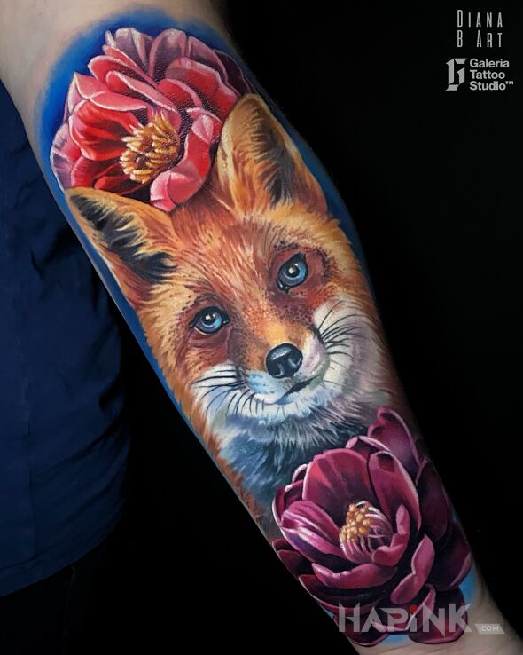 Tattoo Lis kwiaty in flowers motif and realistic style on the forearm