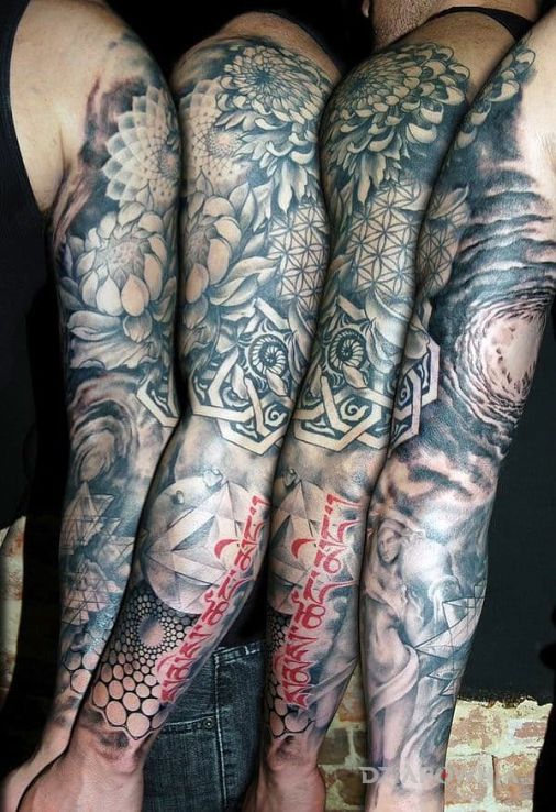 Tatuaż rekawik w motywie napisy na ramieniu