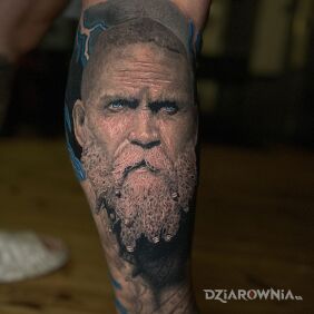 Tatuaż Realistyczne detale, intensywne spojrzenie i precyzja to nasza specjalność! 👁️‍🗨️ na nodze motyw: czarno-szare styl: realistyczne