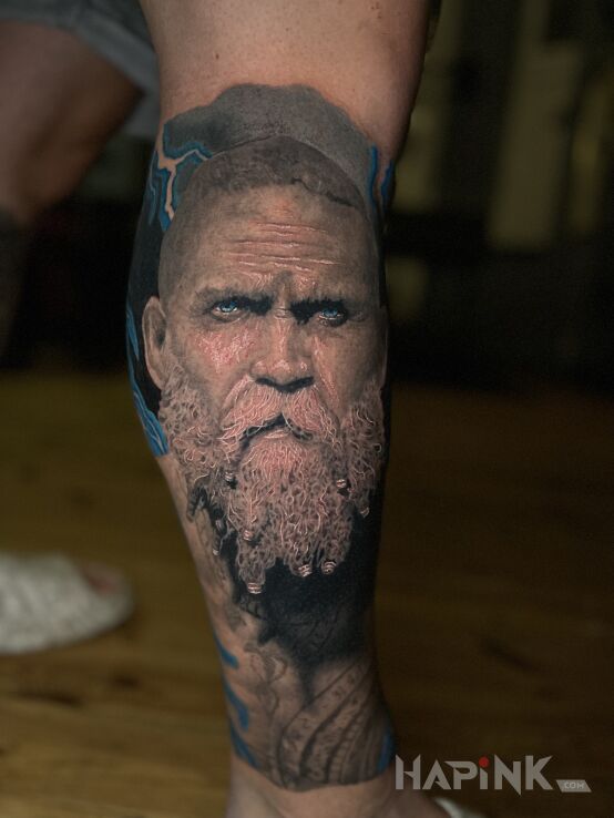 Tattoo Realistyczne detale, intensywne spojrzenie i precyzja to nasza specjalność! 👁️‍🗨️ in black and gray motif and realistic style on the leg