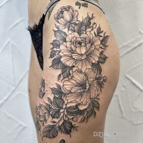 Tatuaż 🌸 Kwiatowy tatuaż 🌸 na biodrze motyw: florystyczne styl: graficzne / ilustracyjne