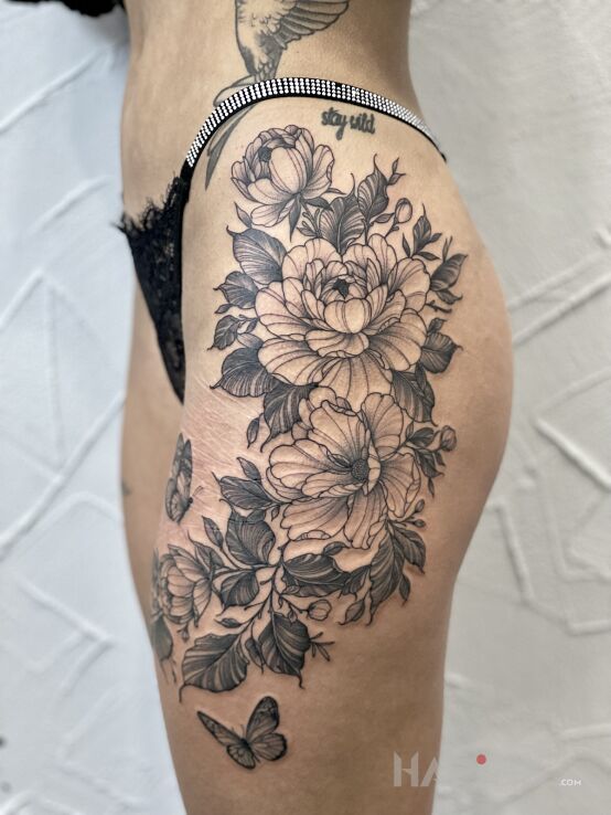 Tattoo 🌸 Kwiatowy tatuaż 🌸 in flowers motif and graphic / illustrative style on the hip