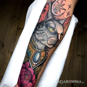 Tatuaż 🌟 Przepiękny tatuaż przedstawiający kota z mistycznymi symbolami. 🐱🌸 na ręce motyw: zwierzęta styl: neotradycyjne