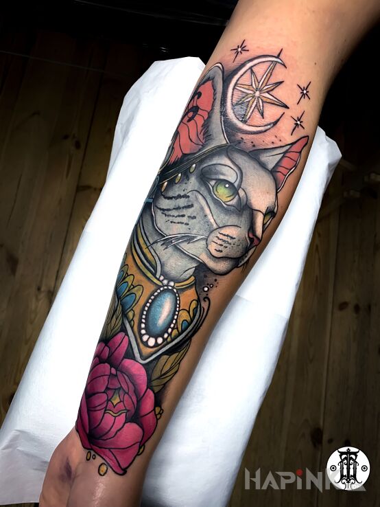 Tattoo 🌟 Przepiękny tatuaż przedstawiający kota z mistycznymi symbolami. 🐱🌸 in animals motif and neo-traditional style On the arm