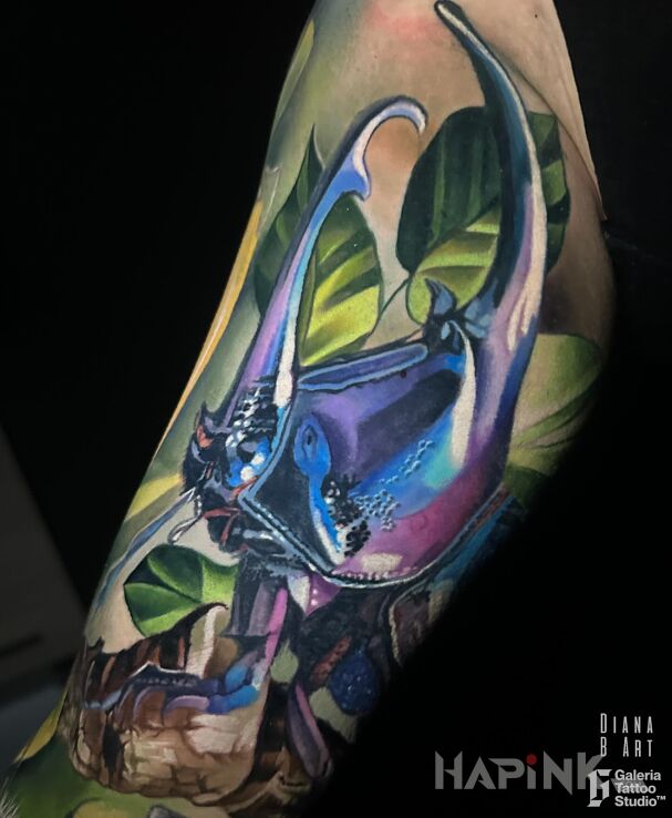Tattoo Chrząszcz rękaw in animals motif and realistic style on the bicep