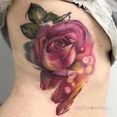 Tatuaż rozmazana róża w motywie kwiaty na żebrach
