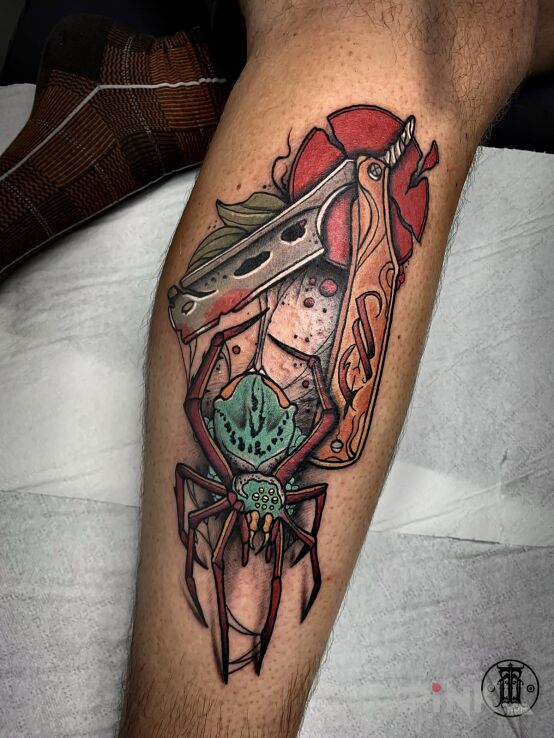 Tattoo Łączącą mechaniczne i naturalne elementy in objects motif and neo-traditional style on the leg