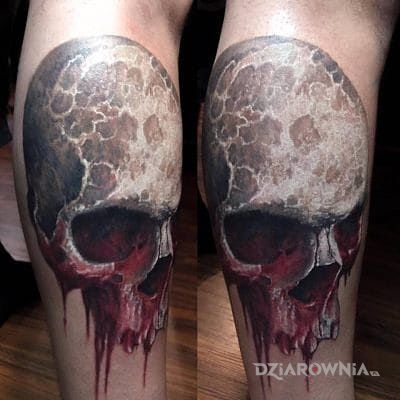 Tatuaż zakrwawiona czacha w motywie czaszki na przedramieniu