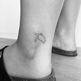 Tatuaż Żółwik przy kostce motyw: małe styl: kontury / linework
