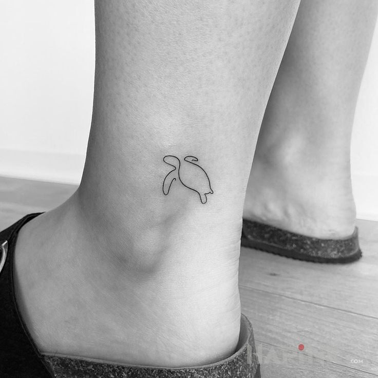 Tattoo Żółwik in małe motif and contour / linework style near the ankle