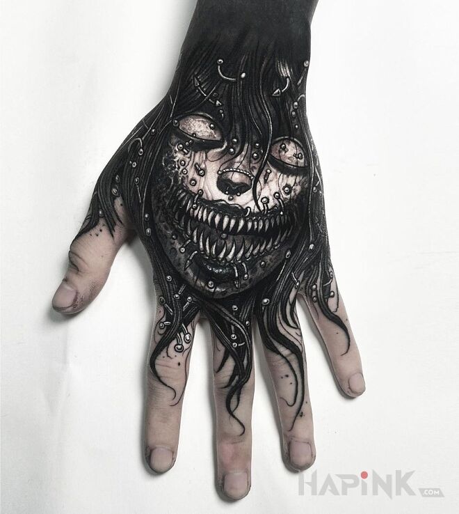 Tattoo Szeroki uśmiech :) in dark motif and realistic style on the fingers