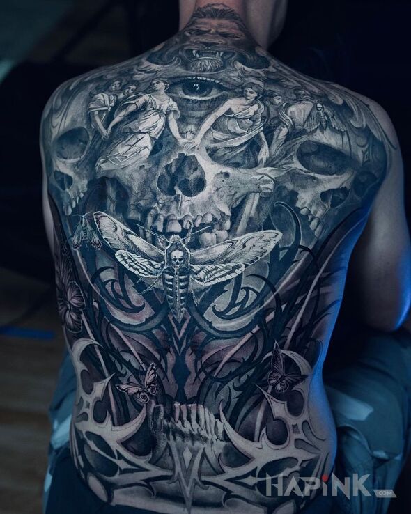Tattoo Kolaż wielu elementów in insects motif and realistic style on the back