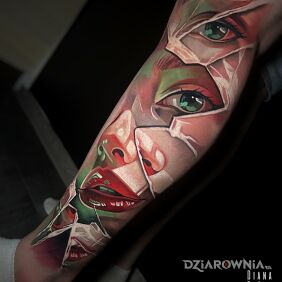 Tatuaż Kobieca twarz rozbite szkło na nodze motyw: 3D styl: realistyczne