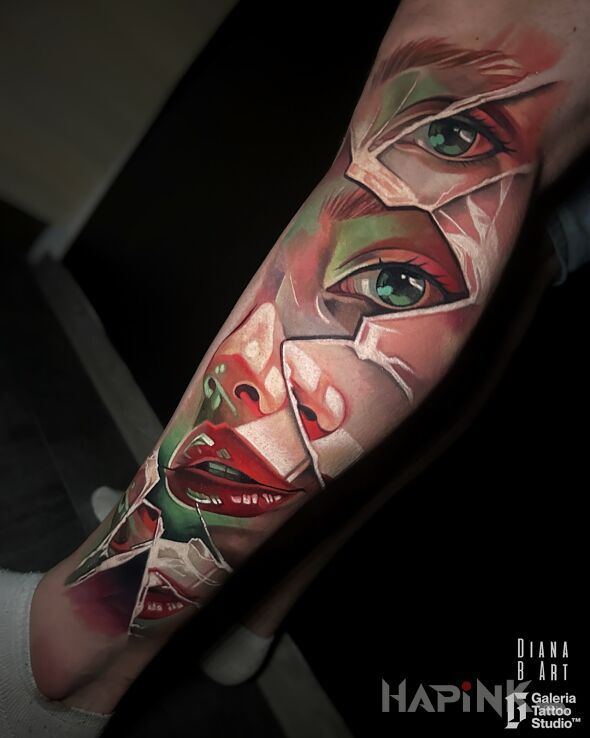 Tattoo Kobieca twarz rozbite szkło in anatomical motif and surrealistic style on the leg