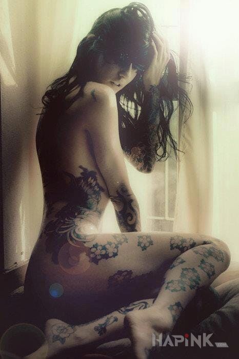 Tattoo Kwiatki na nodze in flowers motif on the ribs