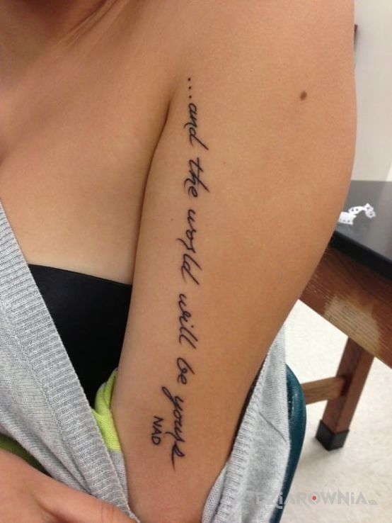 Tatuaż twój świat w motywie napisy na ramieniu