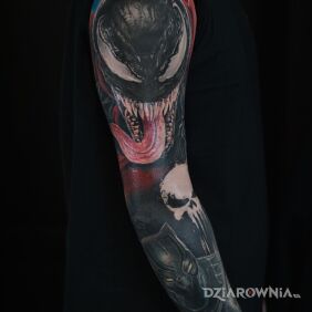 Tatuaż Venom Marvel na przedramieniu motyw: fantasy styl: realistyczne