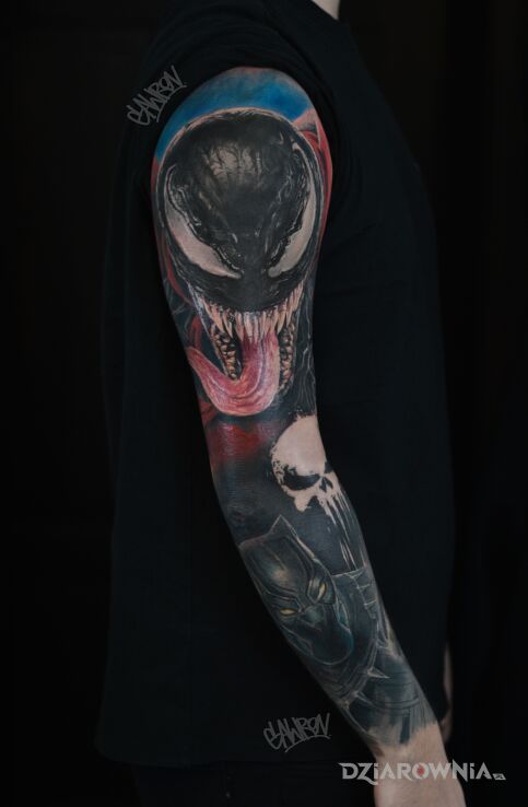 Tatuaż venom marvel w motywie kolorowe i stylu realistyczne na łokciu