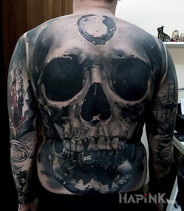 Tattoo Niesamowita czaszka in skulls motif and realistic style on the forearm