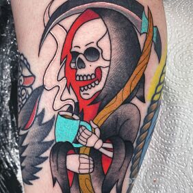 Tatuaż Oldschool grim reaper na bicepsie motyw: kolorowe styl: newschool