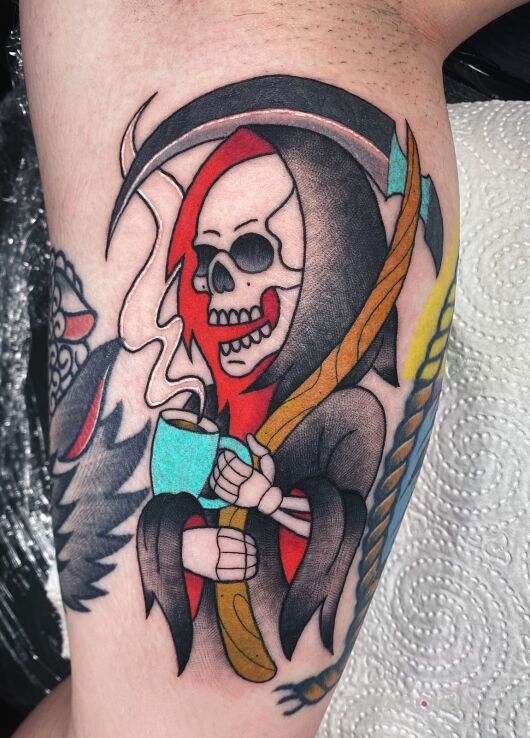 Tatuaż oldschool grim reaper w motywie santa muerte i stylu newschool pod pachą