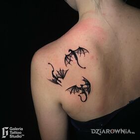 Tatuaż Trzy małe smoki I Gra o tron na plecach motyw: małe styl: graficzne / ilustracyjne