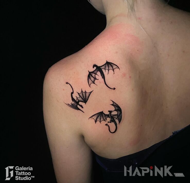 Tattoo Trzy małe smoki I Gra o tron in dragons motif and graphic / illustrative style on the shoulder blades