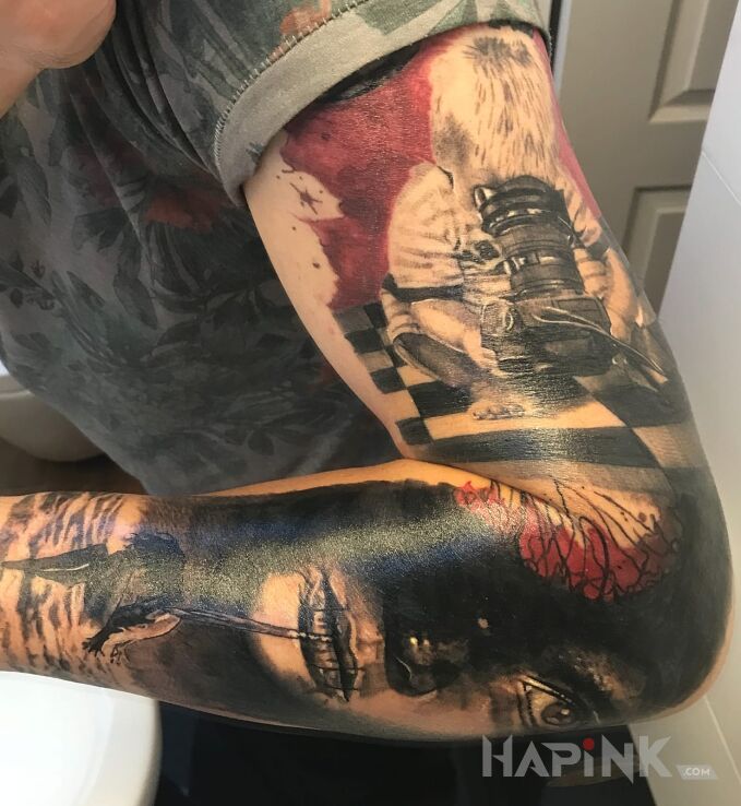Tattoo 1/2 rękawa  in faces motif on the upper arm