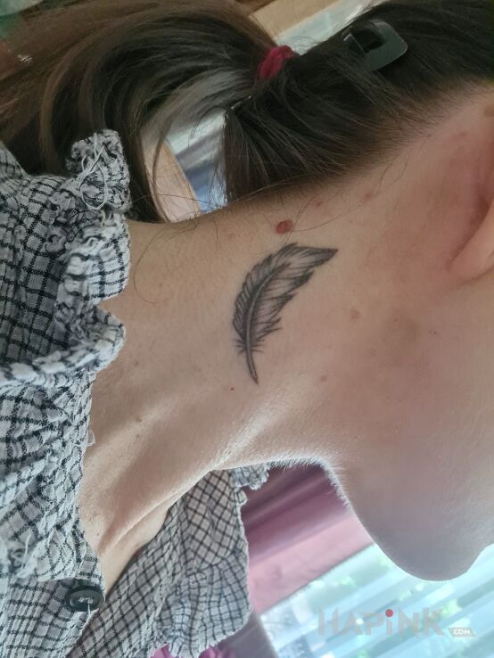 Tattoo Piórko in other motif and realistic style on the neck