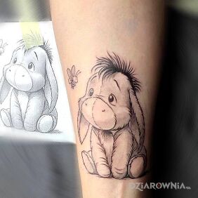 Tatuaż Kłapouchy z Kubusia Puchatka na ręce motyw: czarno-szare styl: kreskówkowe / komiksowe
