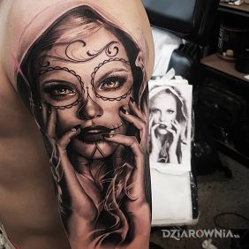 Tatuaż Twarz 3D na ramieniu motyw: 3D styl: realistyczne
