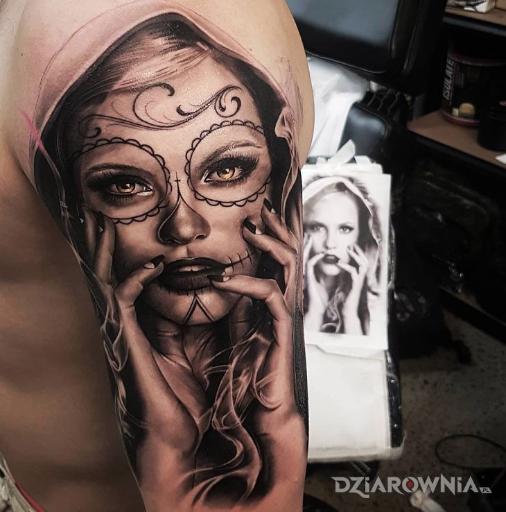 Tatuaż twarz 3d w motywie 3D i stylu realistyczne na ramieniu