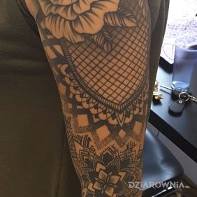 Tatuaż Róże, mandala na ramieniu motyw: kwiaty