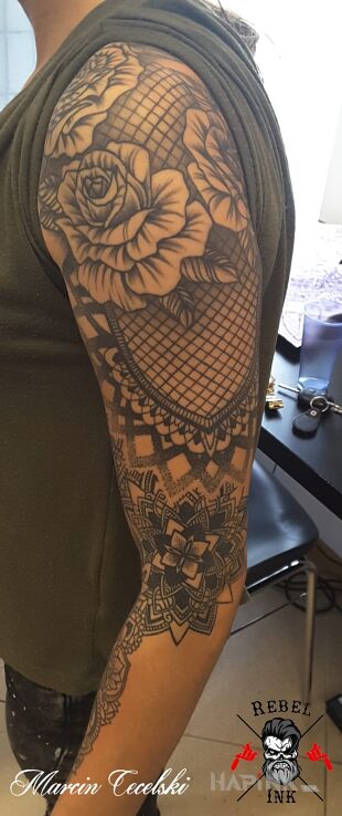 Tattoo Róże, mandala in sleeves motif on the upper arm