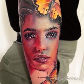 Tatuaż Portret na przedramieniu motyw: kolorowe styl: realistyczne
