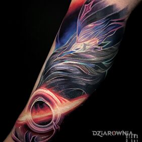 Tatuaż DARK STAR TATTOO na nodze motyw: kosmos styl: realistyczne