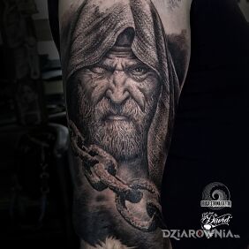 Tatuaż Taki dziad sobie z łańcuchem na ramieniu motyw: 3D styl: realistyczne